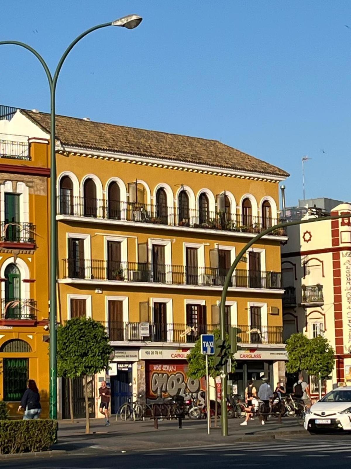 Cozy Apartment Next To Center Seville Exterior photo